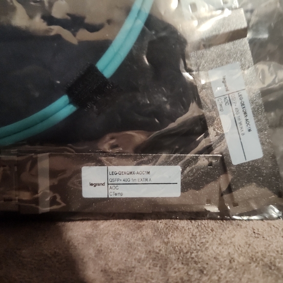 Legrand QSFP+, Active OM-3 Optical Cable to QSFP+, 850nm SR4 40G 1m - Picture 2 of 8